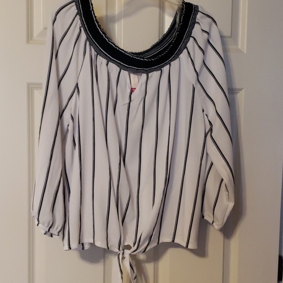 No Boundaries Tops - Woman blouse never worn